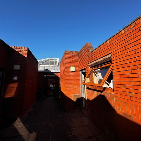 Two-Bedroom Flat Close To Uni & Shopping Center With Free Parking Coventry Bagian luar foto